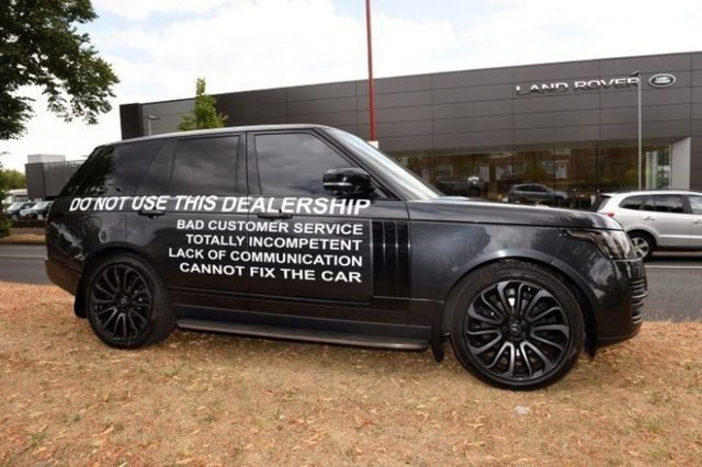 Владелец Range Rover, недовольный качеством обслуживания, устроил "акцию" возле автосалона