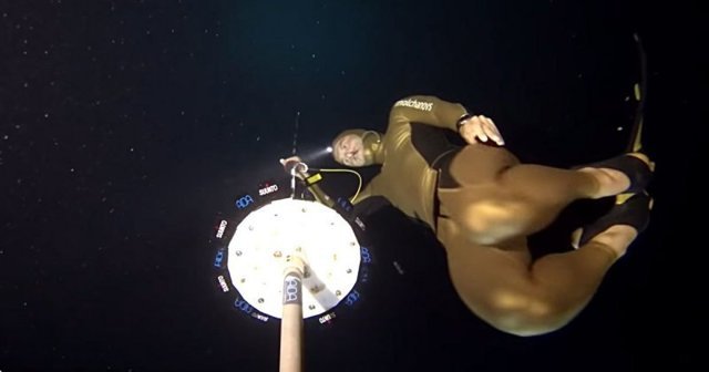 Погружение на рекордную глубину 130 метров без акваланга