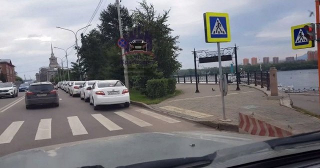 "Остановка запрещена": красноярские чиновники массово припарковались в неположенном месте