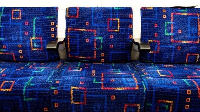 В сети объяснили, почему во всех автобусах сидения имеют такую яркую обивку. Звучит вполне логично!