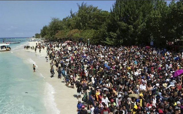 Рай, ставший адом: эвакуация туристов с острова Гили Траванган после мощного землетрясения
