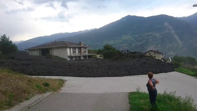 Эпичное видео: в Швейцарии селевой поток накрыл город