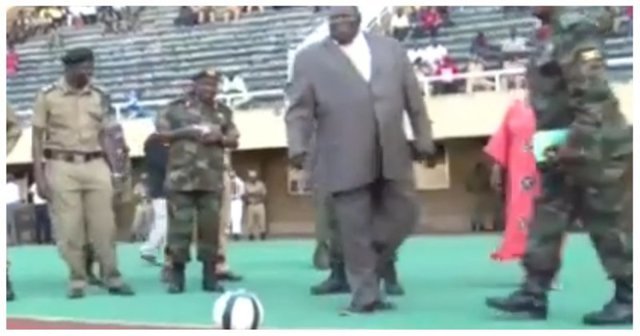 Упитанный политик решил сделать первый удар по мячу перед матчем. Но что-то пошло не так