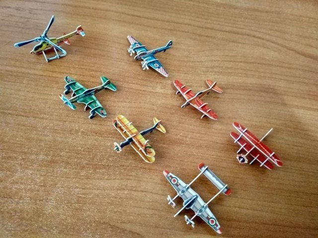 Коллекционные картонные самолётики из крабовых чипсов середины нулевых