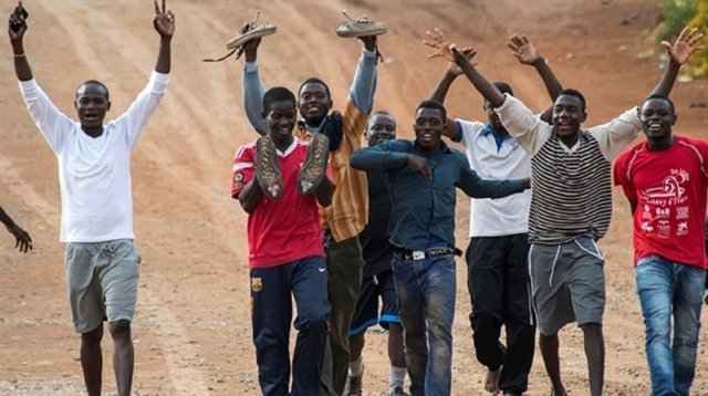 Африканские нелегалы шумно празднуют прибытие в Европу