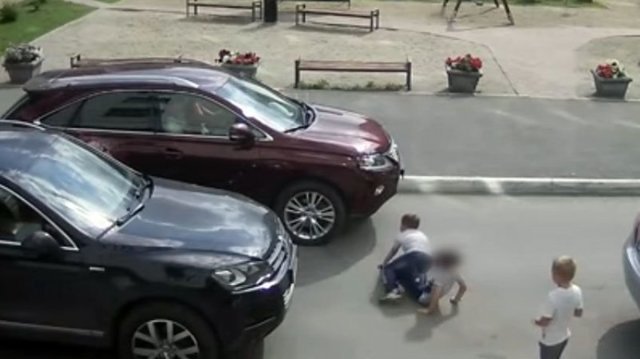В Екатеринбурге женщина сбила ребенка во дворе жилого дома