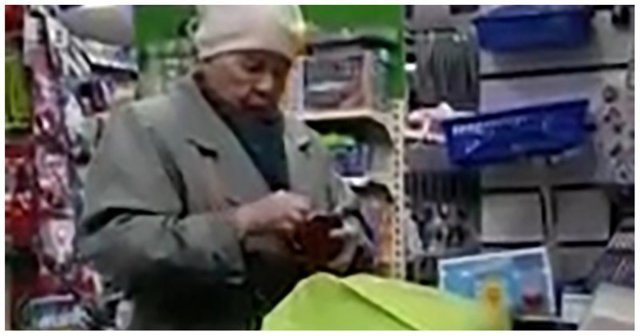 Охранник супермаркета заметил, как бабушка пытается украсть банку кофе