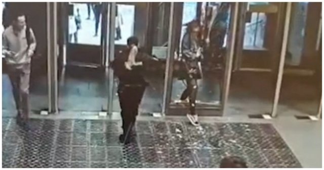 В метро Санкт-Петербурга девушка пробила коленкой стеклянную дверь