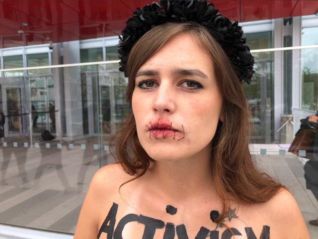 Активистки Femen пришли к суду голые и с зашитыми ртами