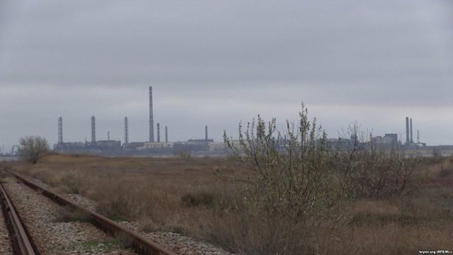 Завод в Армянске вновь отравил людей химикатами: власти бездействуют