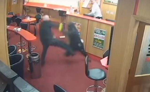 Ирландский 83-летний дедушка за считанные секунды разобрался с грабителями