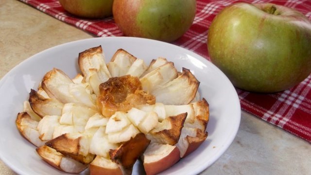 Мамин рецепт самых вкусных и красивых запеченных в духовке Яблок