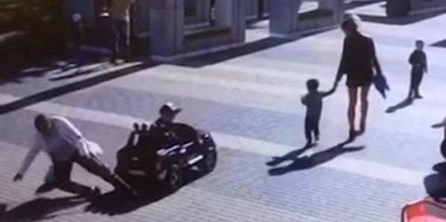 Мальчик на детском электромобиле сбил пожилую женщину и скрылся с места ДТП