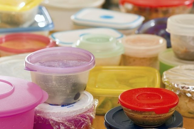 Полезная шпаргалка для кухни: 7 отличных способов убрать запах с пластиковых контейнеров