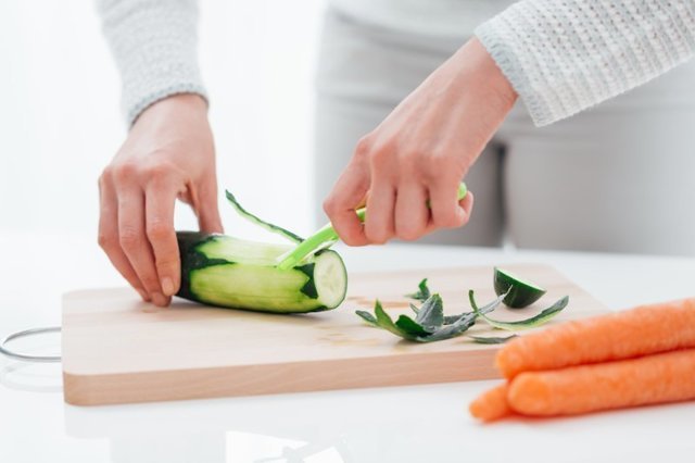 Выбрасываете кожуру от фруктов и овощей? 8 неожиданных применений очистков, полезных в быту