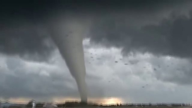 Смерч вблизи. Видео торнадо снятое с близкого расстояния