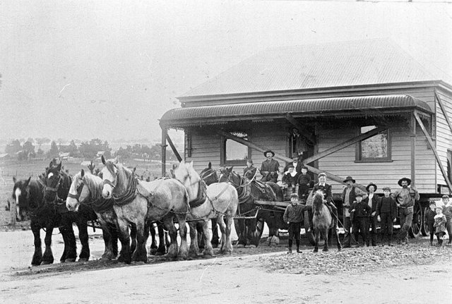 Как в 19-ом веке передвигали здания с помощью лошадей