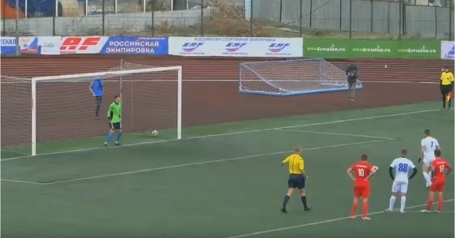 Футболист из российской студенческой лиги забил оригинальный гол с пенальти
