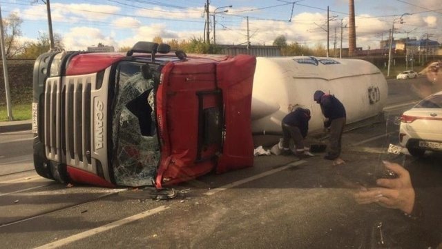 Крупная авария из Казани, где перевернулся цементовоз