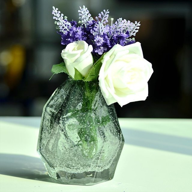 Красивая стеклянная ваза