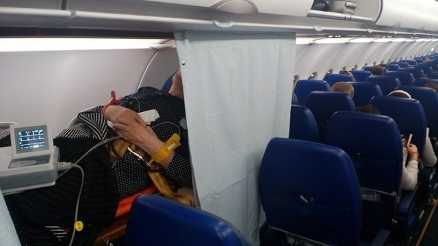 Шторкой прикрыли: как перевозят больных людей в самолёте