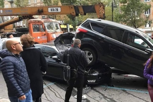 Авария дня. Автокран без тормозов помял 17 автомобилей