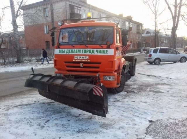 Авария дня. Снегоуборочный КамАЗ перевернул легковушку в Бийске