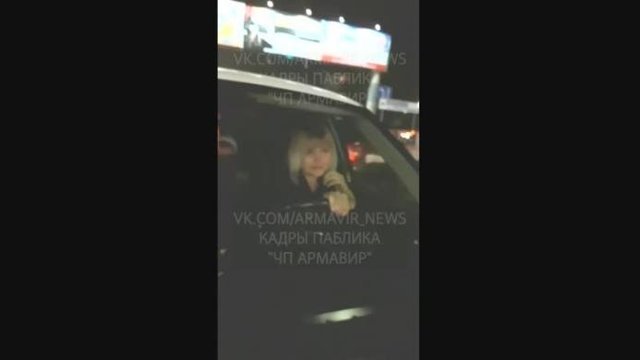 Неадекватная идиотка прокатила девушку на капоте по Армавиру