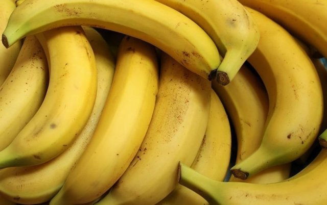 СОТНИ ящиков с бананами унесли домой жители Владивостока