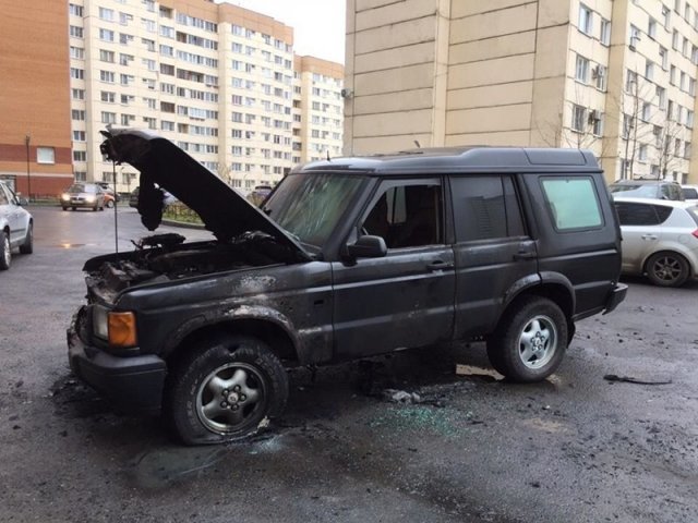 Поджог за парковку посреди двора в Петербурге