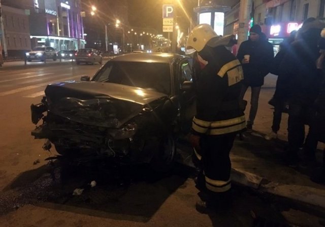 Водитель вылетел из салона: столкновение на перекрестке в центре Калуги