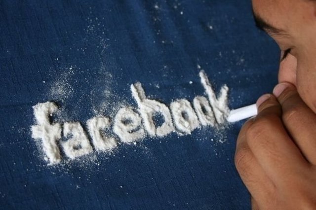 Секс, наркотики, рок-н-ролл: «Facebook» начал гнить изнутри