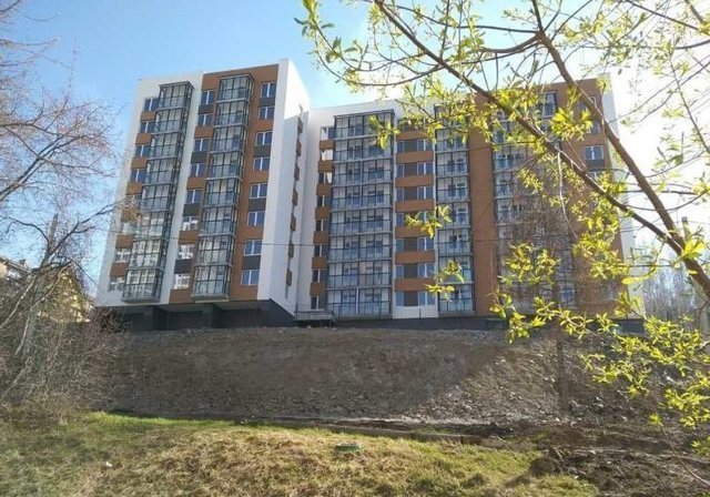 Вёдра и колонка: элитную многоэтажку в Екатеринбурге сдали без воды