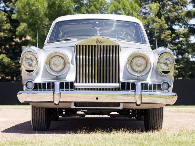 Необычный Rolls-Royce Silver Wraith Special Saloon со встроенным унитазом