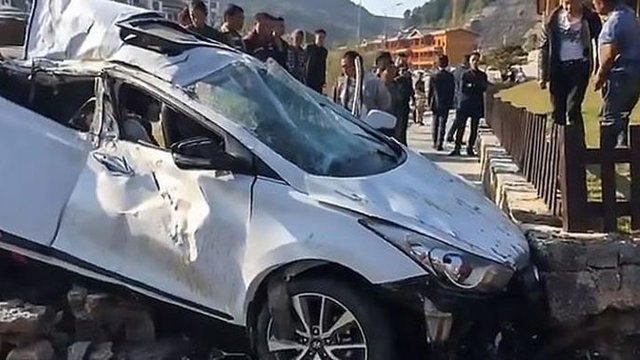 Женщина выжила после того, как ее выбросило из окна автомобиля в ужасной аварии