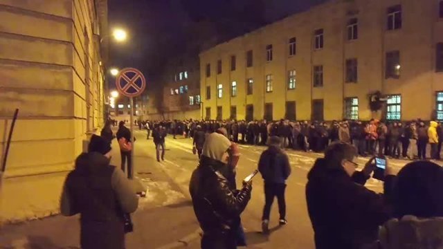 Перед Балтийским заводом выстроилась многометровая очередь