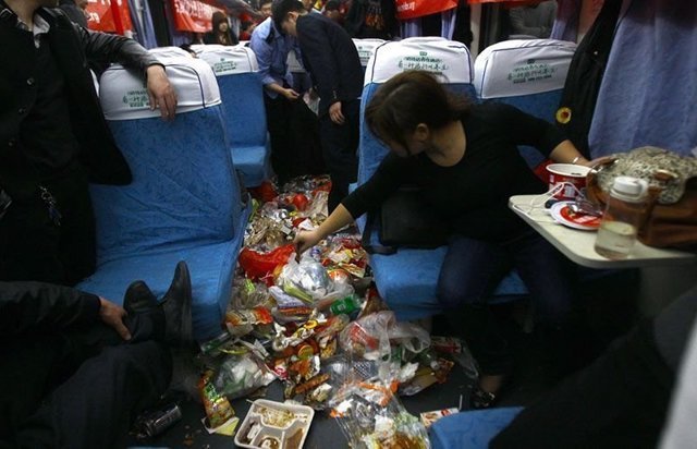 Во время праздников в китайских поездах больше мусора, чем людей