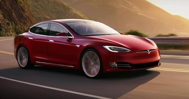 Tesla: стоит ли доверять автопилоту?