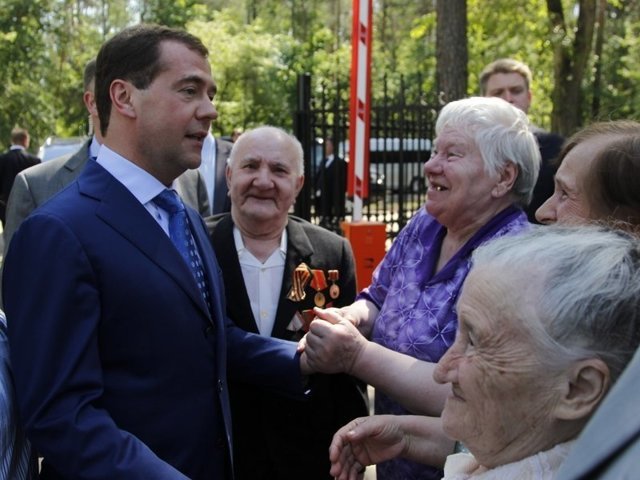 Ветеран пожертвовал "прибавку" к пенсии Медведеву для "борьбы с пенсионерами"