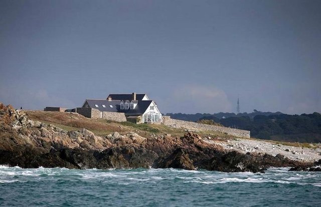 Этот дом — настоящая мечта интровертов, потому что он стоит на острове, где никого нет