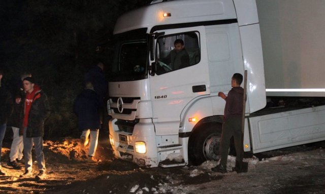 Неравнодушные белорусы помогли турецкому дальнобойщику вытащить застрявшую фуру