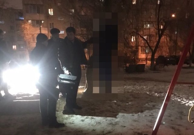 В Волгограде подросток повесился на ремне в центре детской площадки