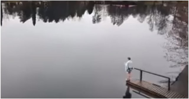 Как купаются в реке после бани в Финляндии