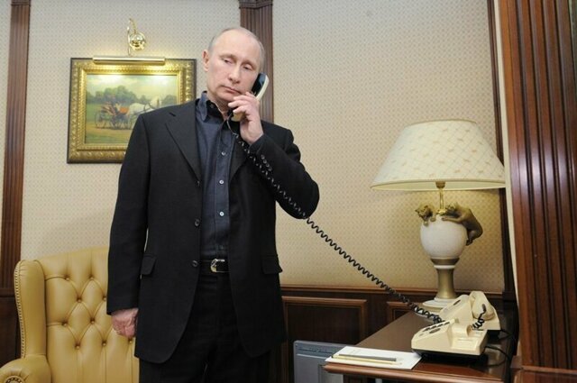 Песков заявил, что Путин не пользуется мобильным телефоном