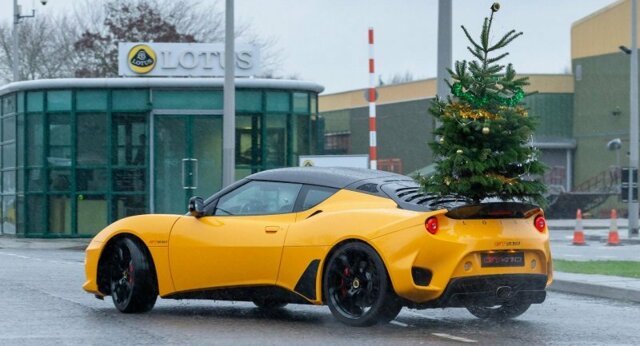 Экстремальная доставка новогодней ёлки на спорткаре Lotus