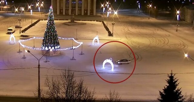 Парень устроил заезд вокруг новогодней ёлки в Петрозаводске и сломал декоративную арку
