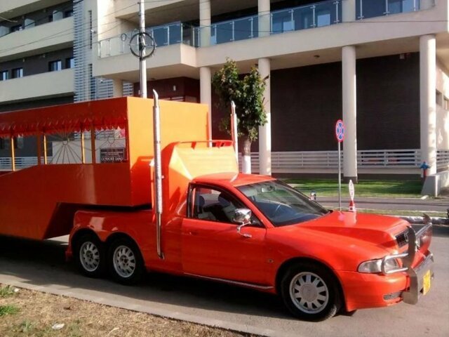 В Румынии легковой Audi превратили в экскурсионный тягач для перевозки пассажиров