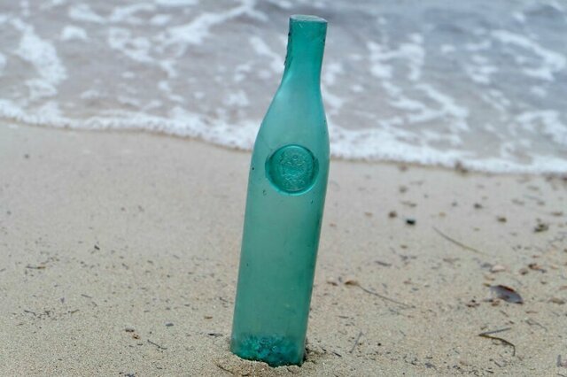 Девушка нашла на пляже 200-летнюю бутылку, ставшую ценным экспонатом Музея стекла
