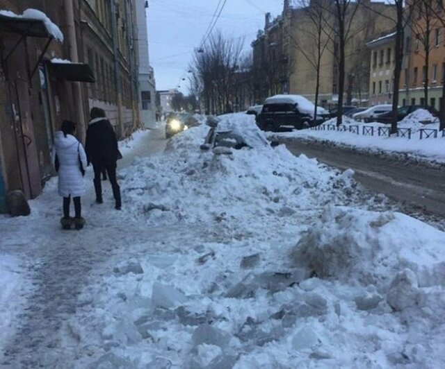 Автомобилист вовремя не убрал свою машину, и коммунальщики её разбили