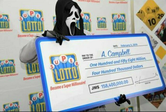 Победитель лотереи пришёл за деньгами в маске из фильма ужасов «Крик»